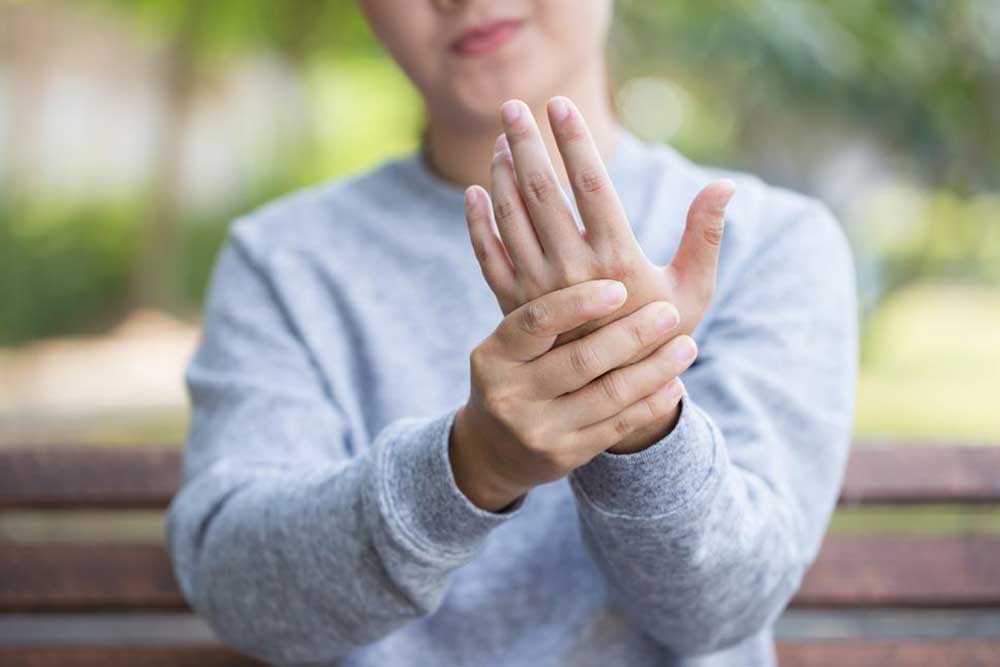 Tingling in the Hands &#8211; Common Causes and Symptoms